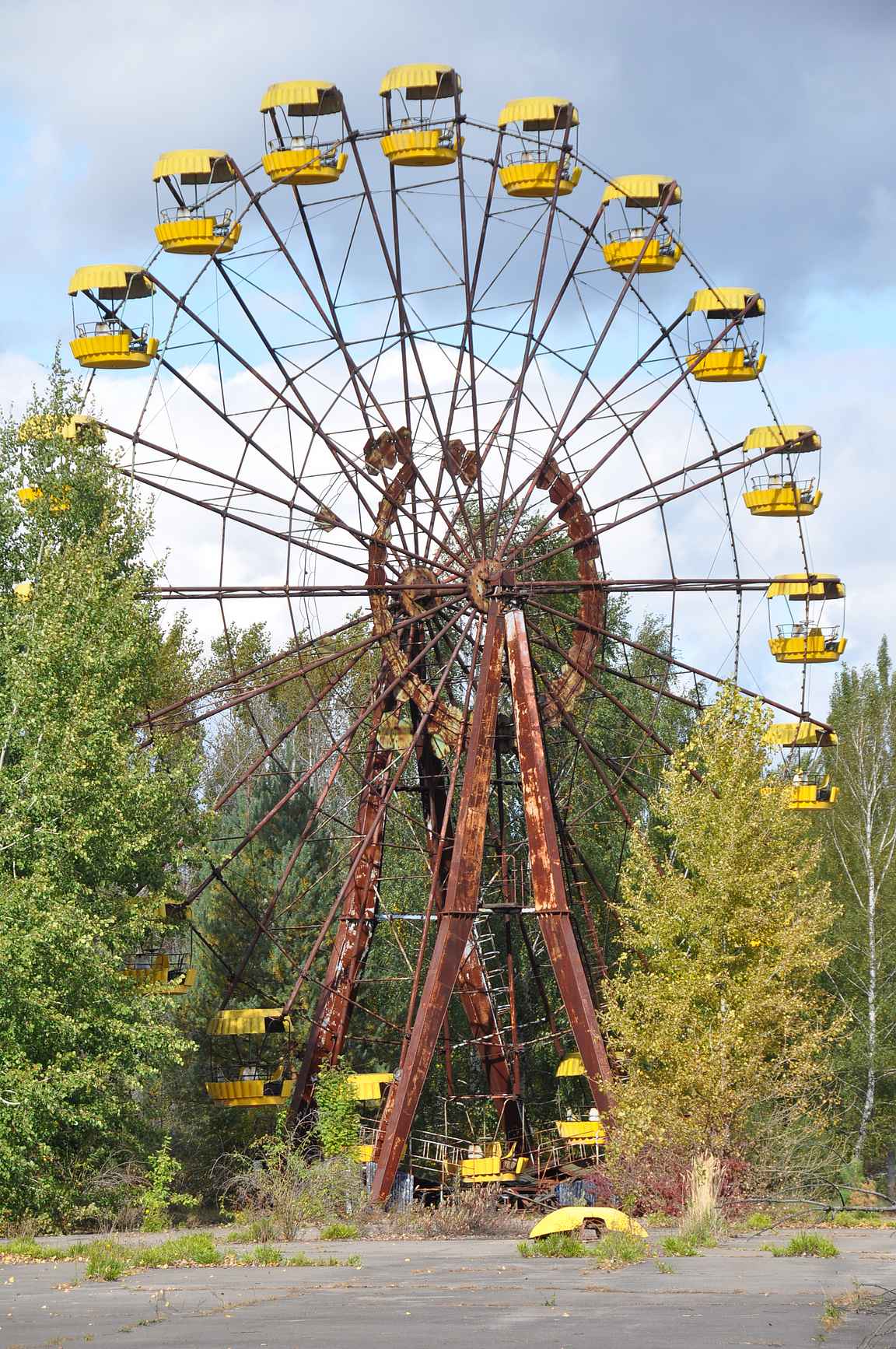 Pripyat Amusement park - tämän maailmanpyörän piti aueta 1.5.1986 työväen juhlan (vapun) kunniaksi.