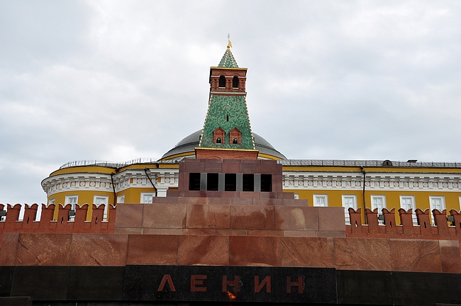 Leninin mausoleumi Punaisella torilla- taustalla Kremlin muuri