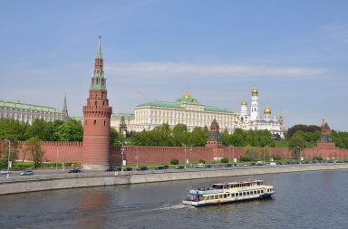 Kreml Moskva -joen rannalla