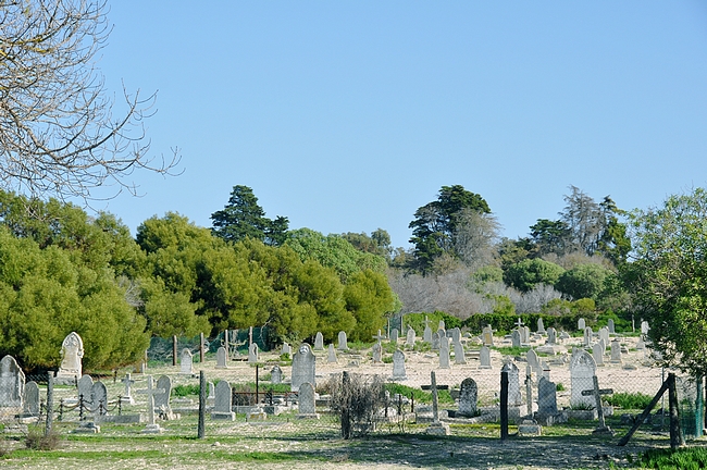 1600-luvulta lähtien saarta käytettiin leprasairaalana ja tässä leprasairaiden hautausmaa