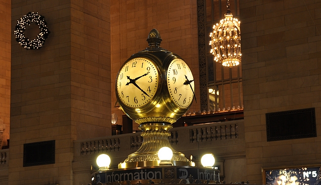 Grand Central Stationin kuuluisa kello sisätiloissa.