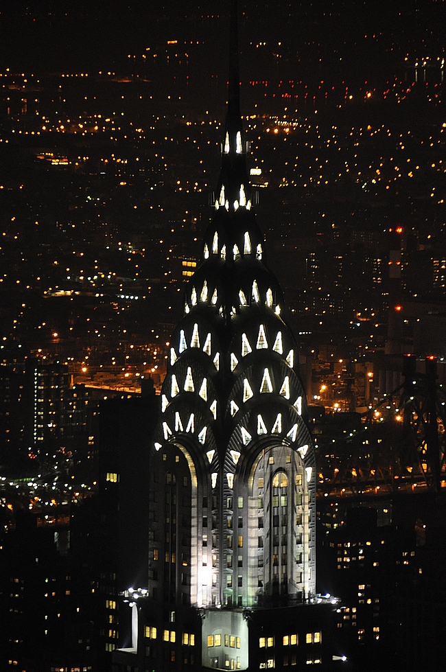Chrysler Buildingin pölykapselit iltavalaistuksessa.