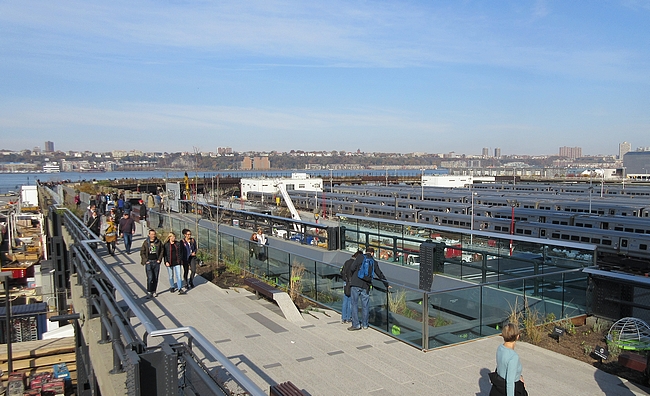 High Linen uusin osuus kiertää metrojen parkkialueen.