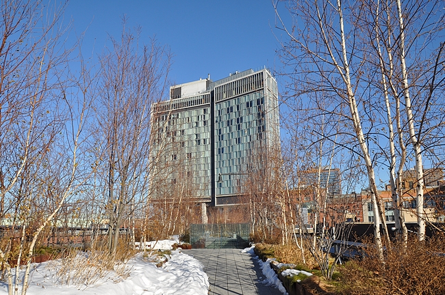 The Standard High Line hotelli on puiston päällä.