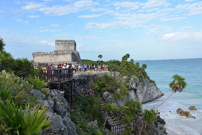 Castillo sijaisee Karibianmeren rannalla jyrkän kallion päällä.