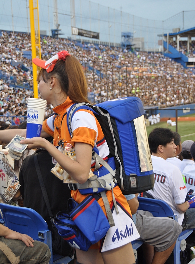 Asahia voi juoda vaikka baseball-katsomossa.