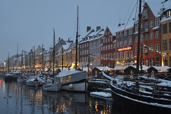 Nyhavnissa talvella kannattaa nauttia Carlsbergia korkeintaan sisätiloissa.