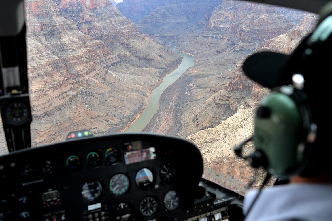 Grand Canyon avautuu helikopterista upealla tavalla.