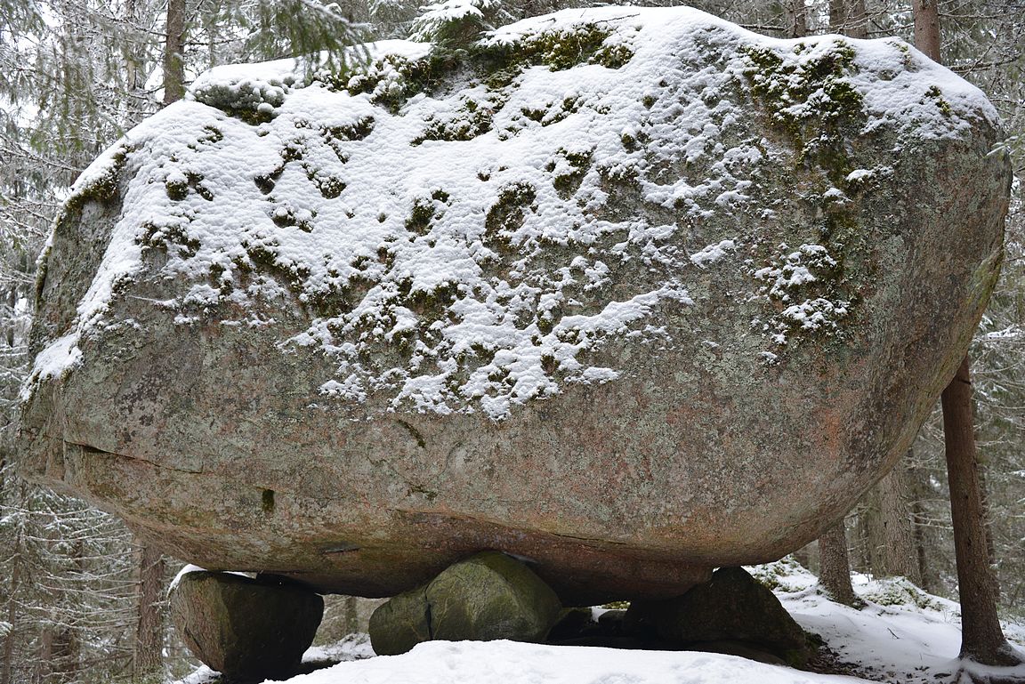 100000 kiloa painava iso kivi kolmen pikkukiven päällä koko komeudessaan.