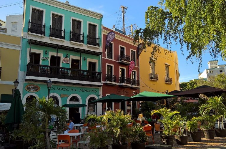 San Juanin vanhan kaupungin värikkäitä taloja ja niiden edustalla olevia rentoja rommibaareja.