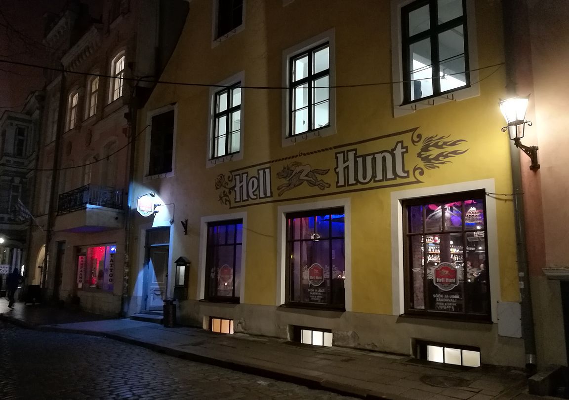 Hell Hunt mainostaa itseään Viron vanhimpana baarina. Eriäviäkin mielipiteitä löytyy, mutta paikan erinomaisuudesta kaikki on samaa mieltä.