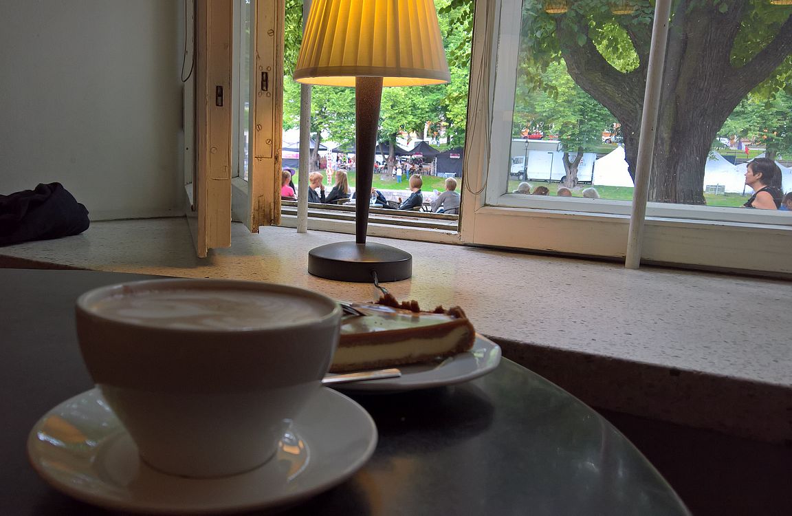 Café Art tarjoaa kahvin ja kahvileivän kanssa kaupungin parhaat jokimaisemat.