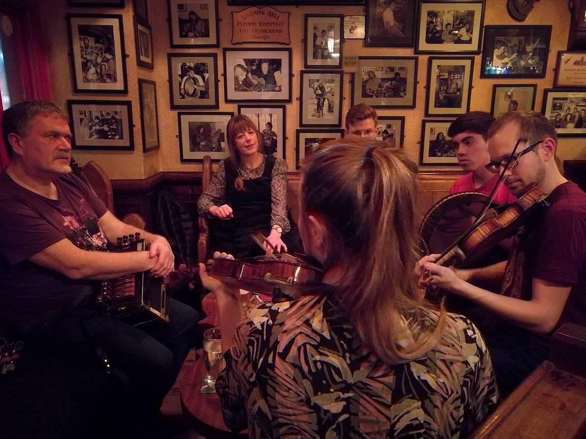 Irlannin puIrlannin pubit ja musiikki tempaisee mukaansa.bit ja musiikki tempaisee mukaansa.