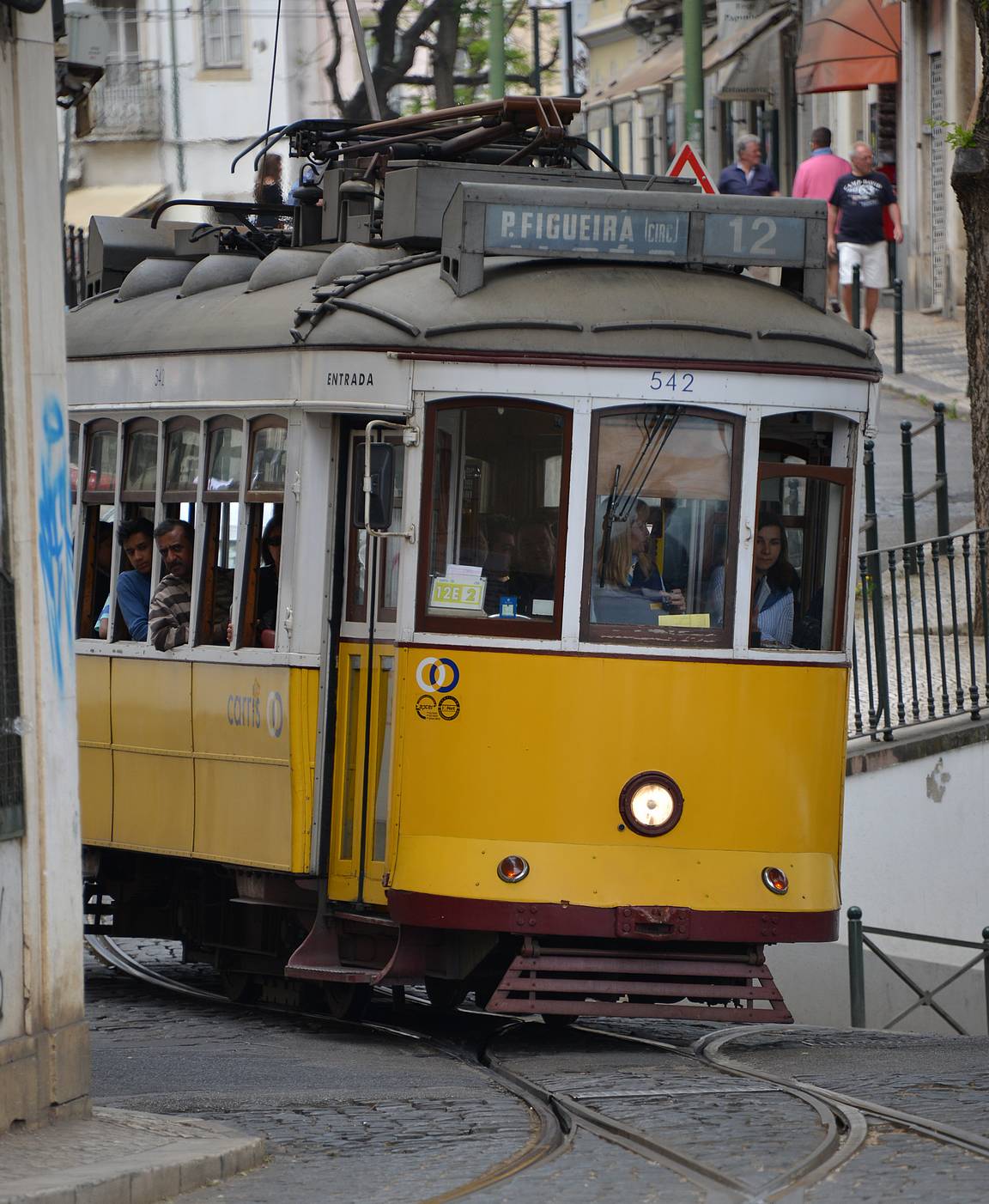 Siinä missä Lissabonissa kiehtoi ratikat, Portossa kiehtoisi Dourojoen laakson viljelmät.