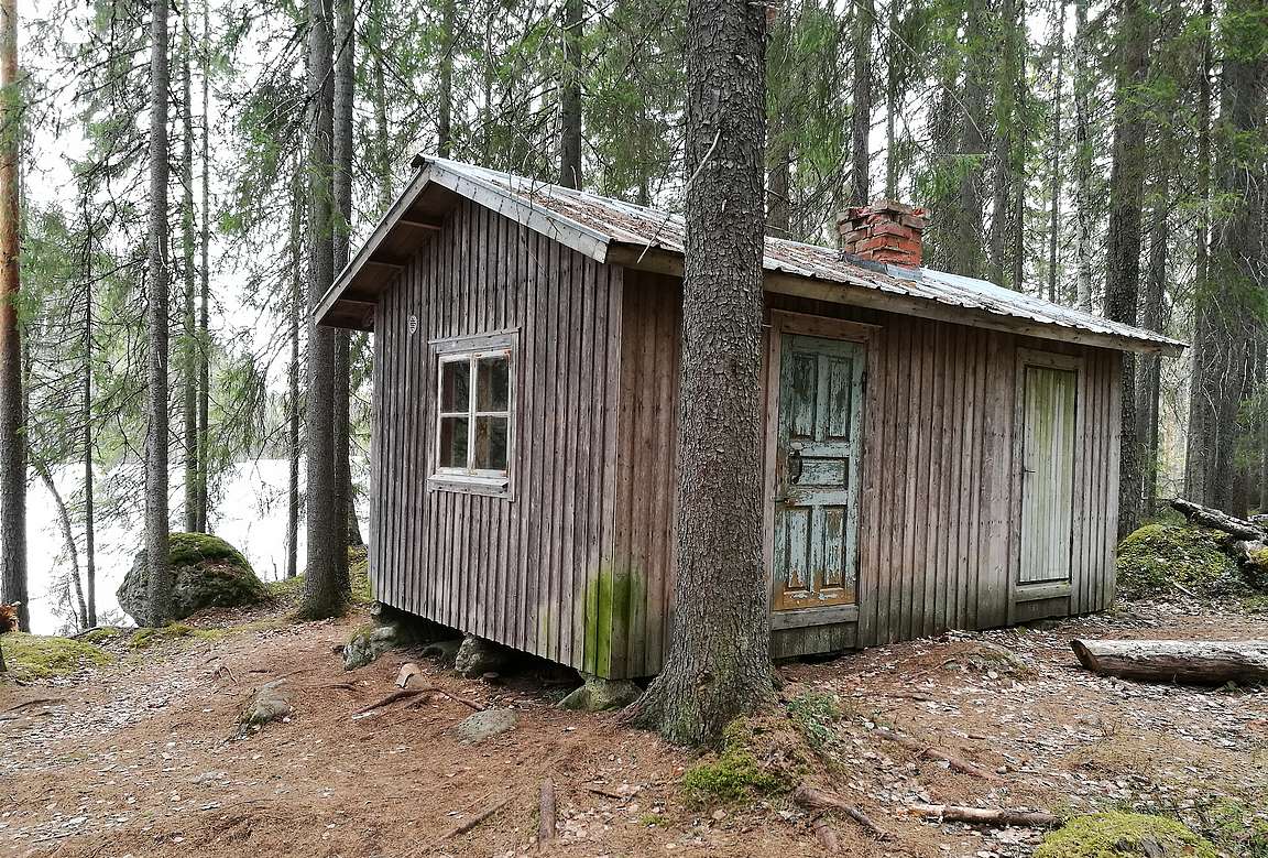 1970-luvulla rakennettu mökki kuului karjalansiirtolaiselle Feliks Tarasoffille, jota on kiittäminen Kalajanvuoren vanhan metsän säilymisestä.