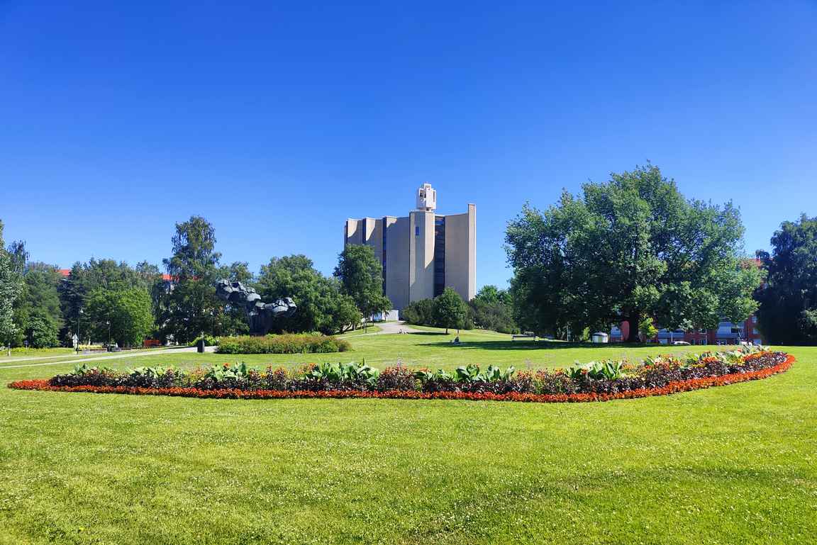 Reima ja Raija Pietilän suunnittelema Kalevan kirkko jakaa mielipiteitä...