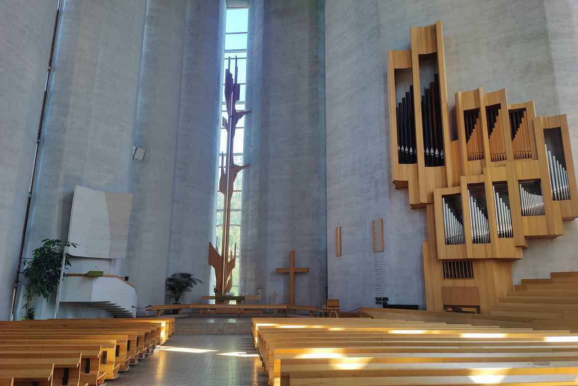 ... joskaan suuri osa arvostelijoista ei ole koskaan edes käynyt kirkon sisätiloissa.