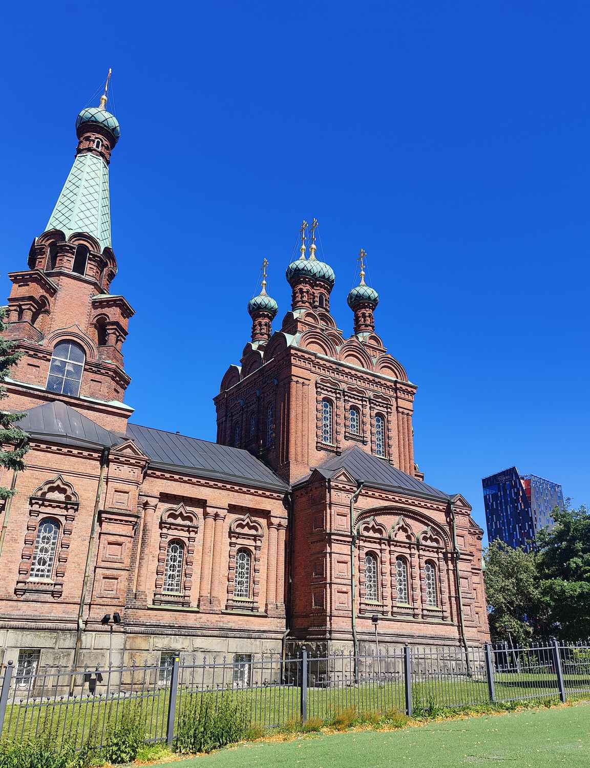 Uutta ja vanhaa katukuvassa. Ortodoksikirkko ja taustalla Solo Sokos Torni Hotel.