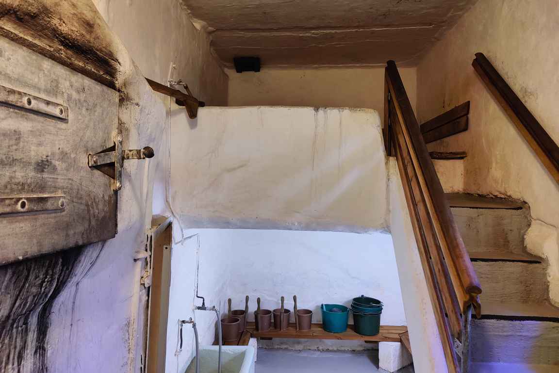 Rajaportin saunan miesten ja naisten puoli ovat toistensa peilikuvia.