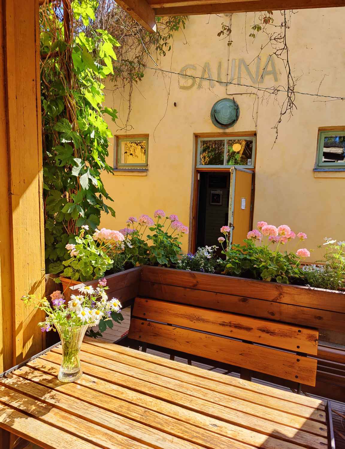 Rajaportin saunan viihtyisä sisäpiha.