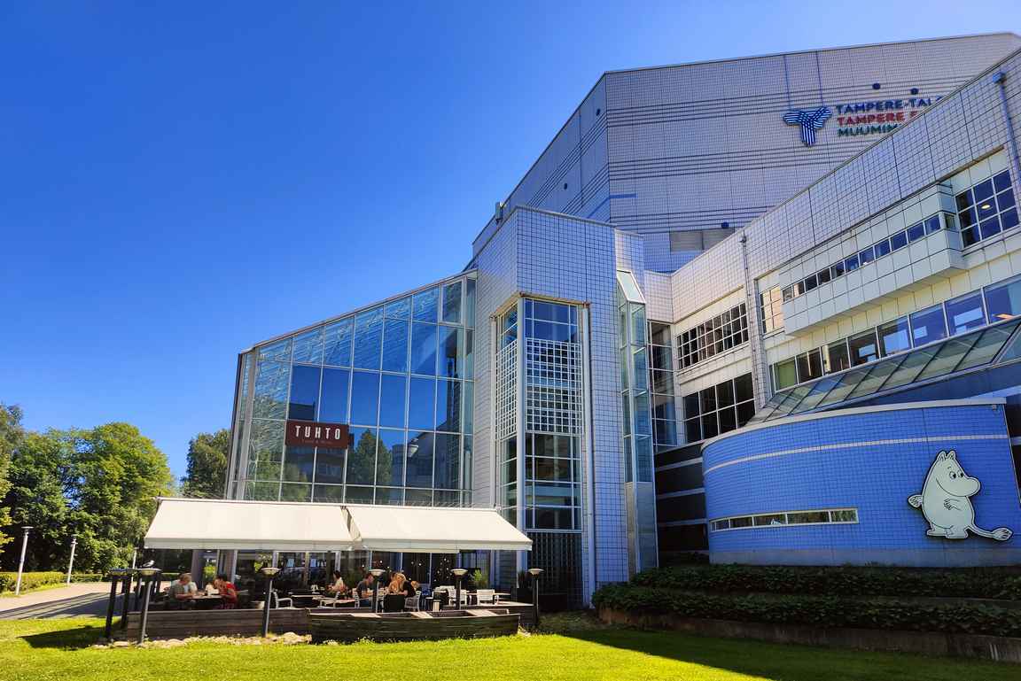 Muumimuseo toimii Tampere-talon yhteydessä Sorsapuiston laidalla.