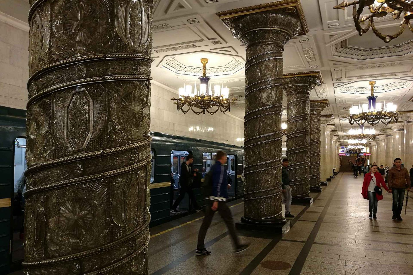 Pietarin kauneimmat metroasemat