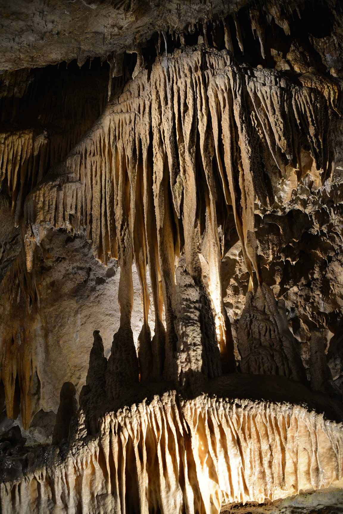 The Cave of Han on upea tippukiviluolasto.