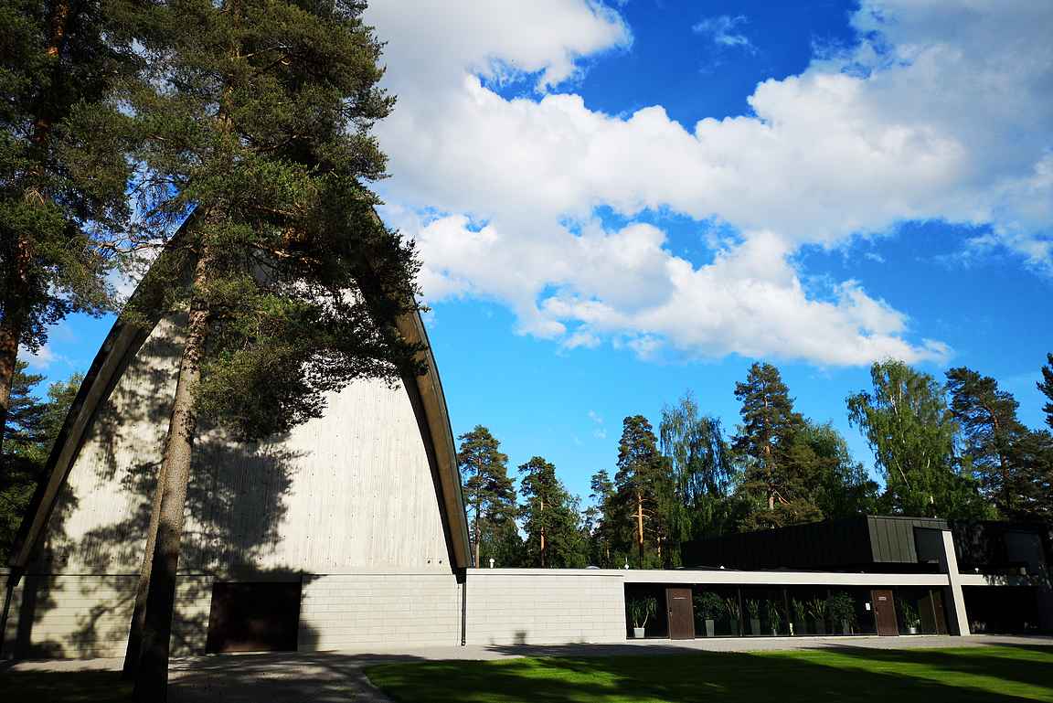 Viljo Rewallin suunnittelema Vatialan kappeli on Kangasalan piilotettu arkkitehtuurillinen helmi.