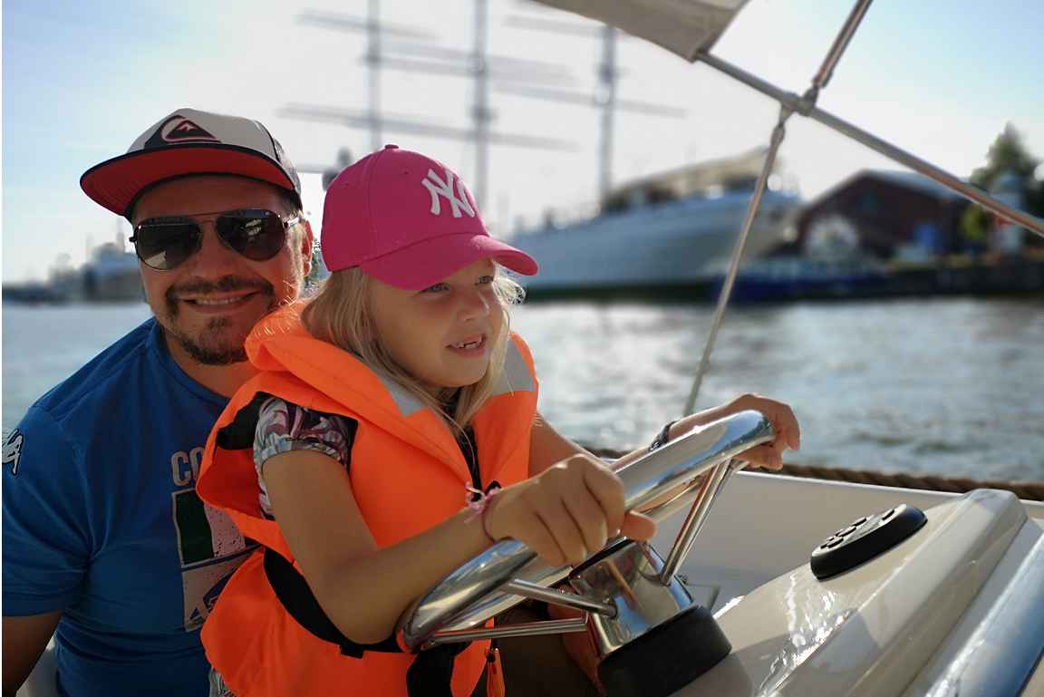 Låna båtilla on helppo tutustua Aurajoen ympäristöön lasten kanssa.
