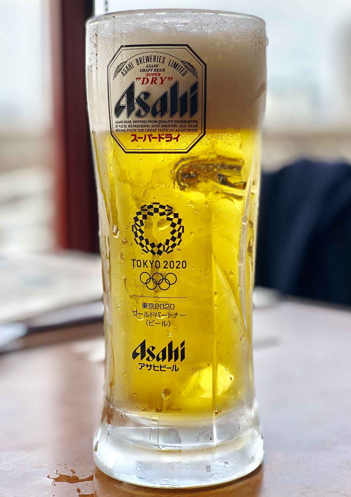 Asahi on Japanin tunnetuin olutmerkki ja sen tuotteita näkyy ympäri Tokiota.