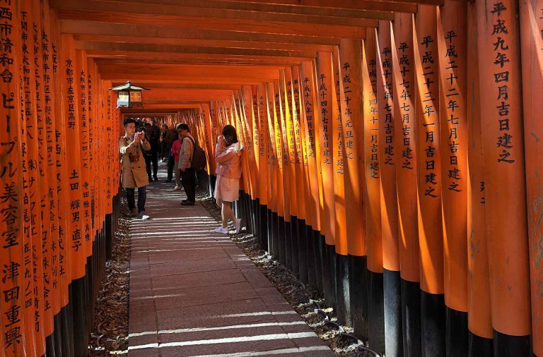 Fushimi Inari-taishan punaiset torii-portit ovat suosittu valokuvauskohde.