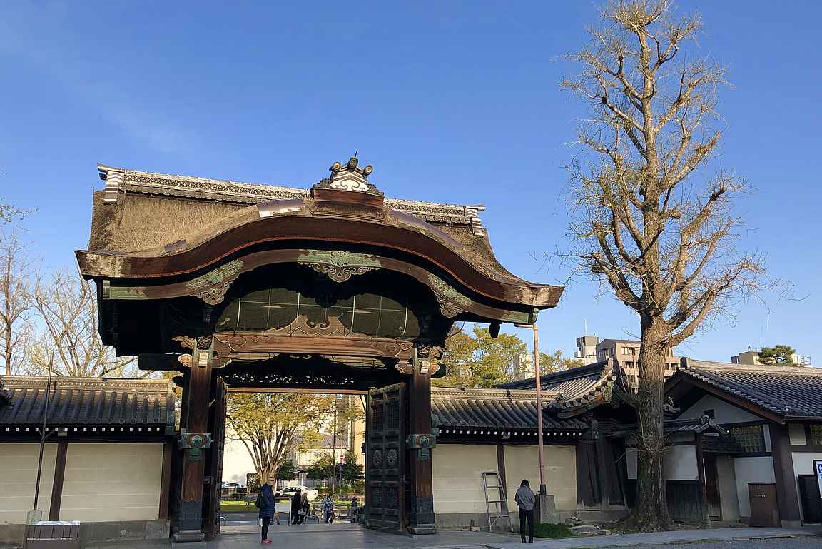 Yksi Higashi honganji temppelin porteista.