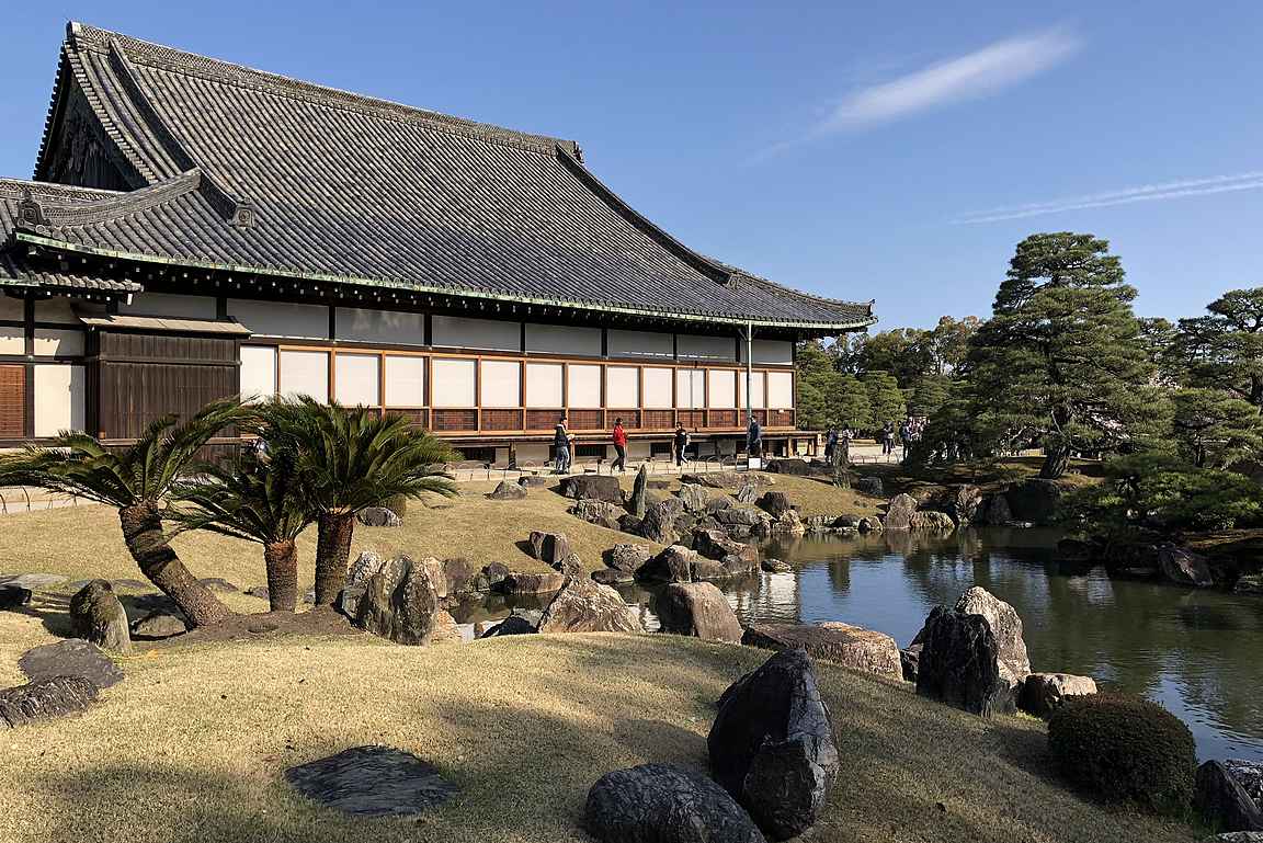 Nijo-jo linnan viheralueita Ninomarun palatsin luona.