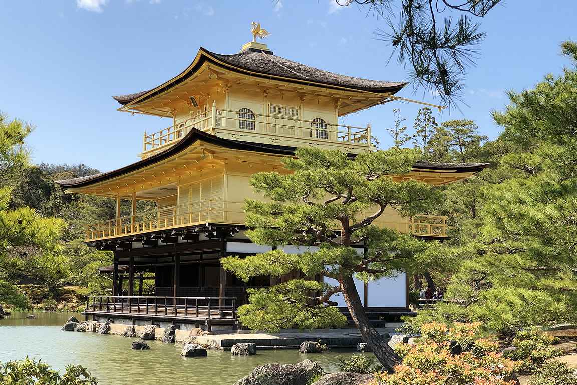 Kinkaku-ji eli Kultainen paviljongi.