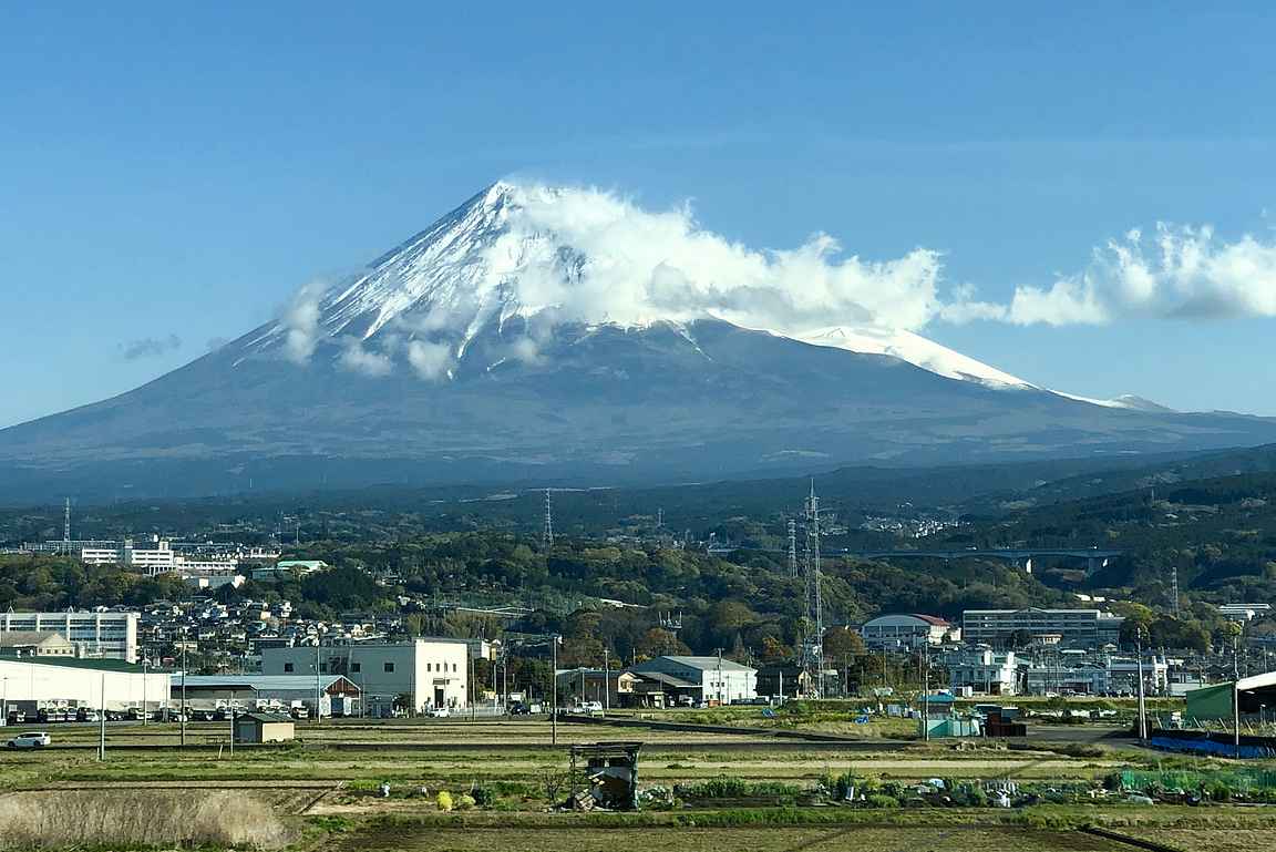 Junamatkan aikana sai nauttia Japanin symbolista Fuji-vuoresta.