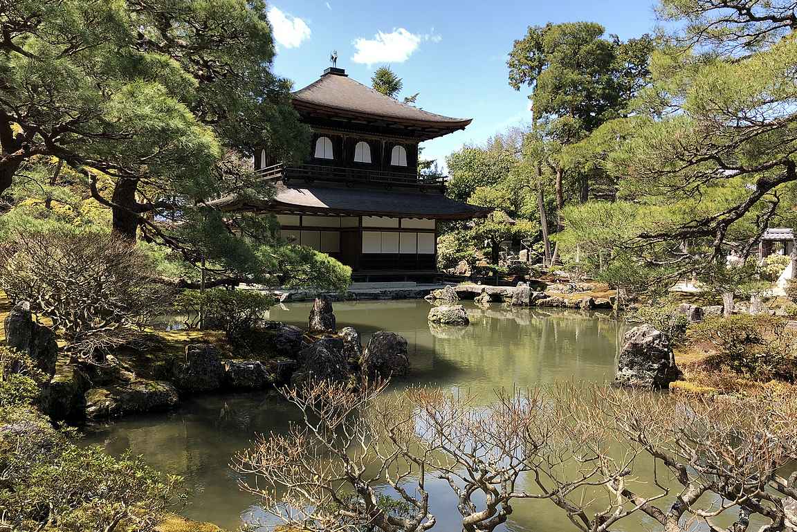 Ginkaku-ji eli Hopeinen paviljonki tunnetaan myös nimellä Higashiyama Jisho-ji temppeli.