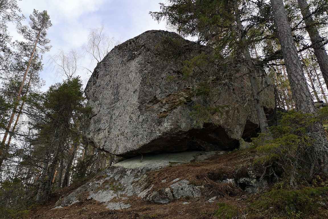 Valkeajärven etelärannalla oli lukuisia isoja kivijärkäleitä.