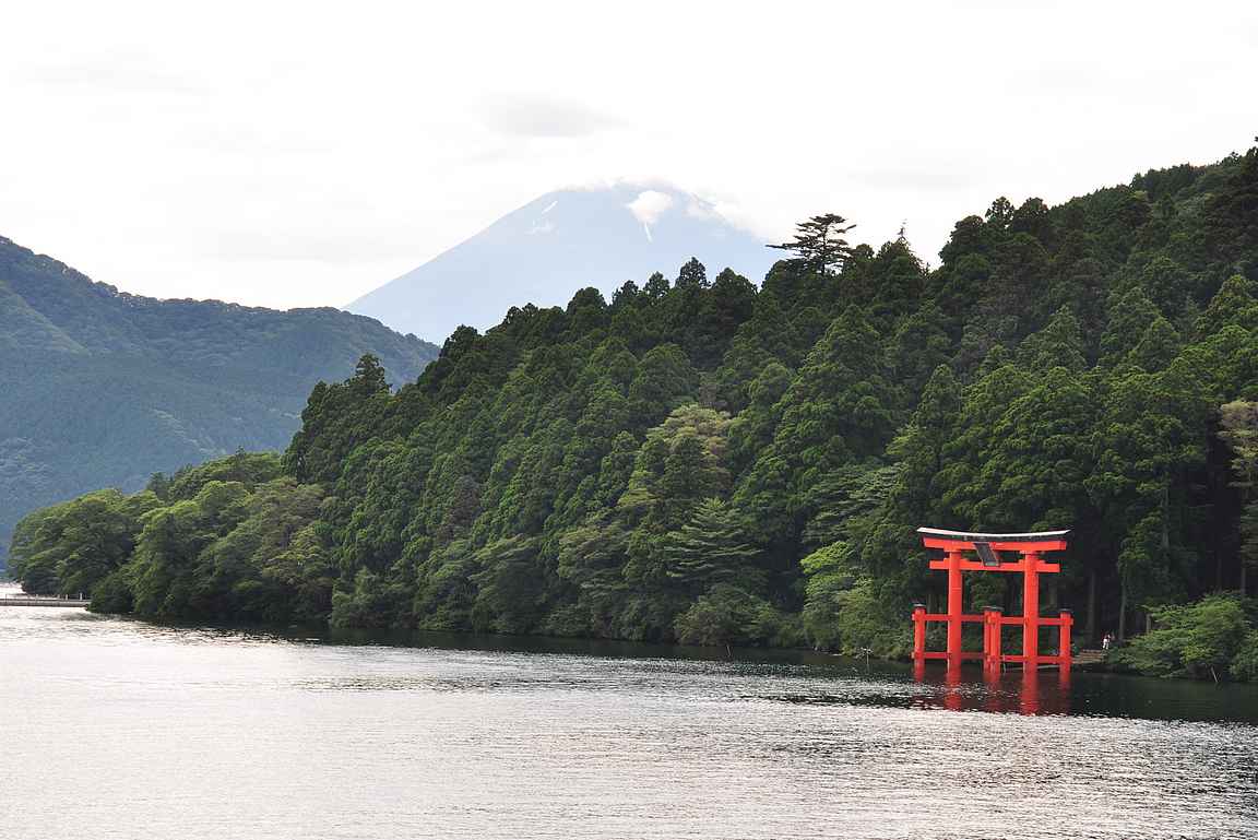 Mount Fuji, Lake Ashi ja punainen puinen torii-portti.