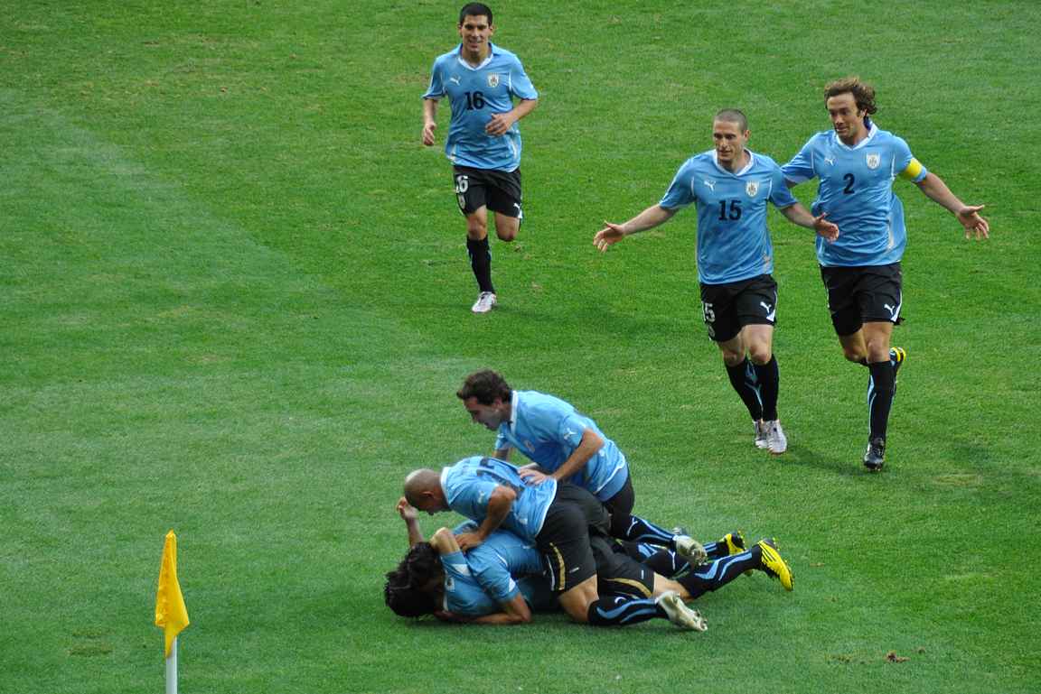 Loius Suárez took Uruguay to the next with two goals in the evening in Port Elizabeth.