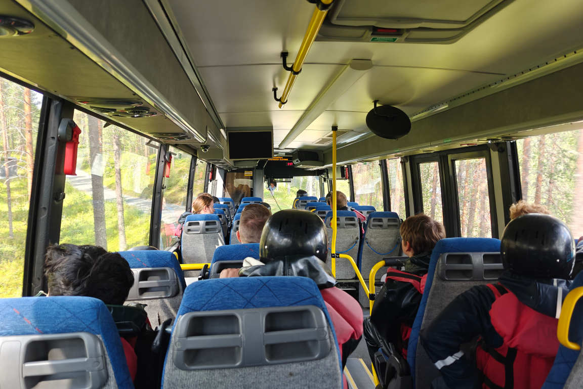 Bussimatkan aikana lähtöpaikalle Käylään kuulee mielenkiintoista historiaa koskenlaskusta tähän päivään.