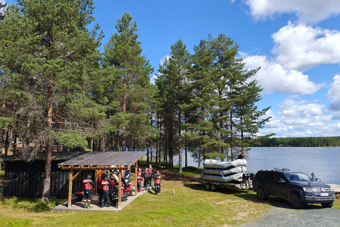Stella Polaris Adventuresin toimisto kotakahviloineen ja varustetiloineen sijaitsee hieman ennen Pienen Karhunkierroksen lähtöpaikkaa.