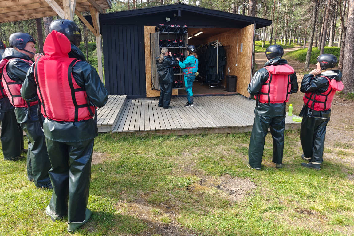 Kesällä 2026 Villin Reitin pitkälle osuudelle oli sadevarusteet viileyden takia pakolliset.
