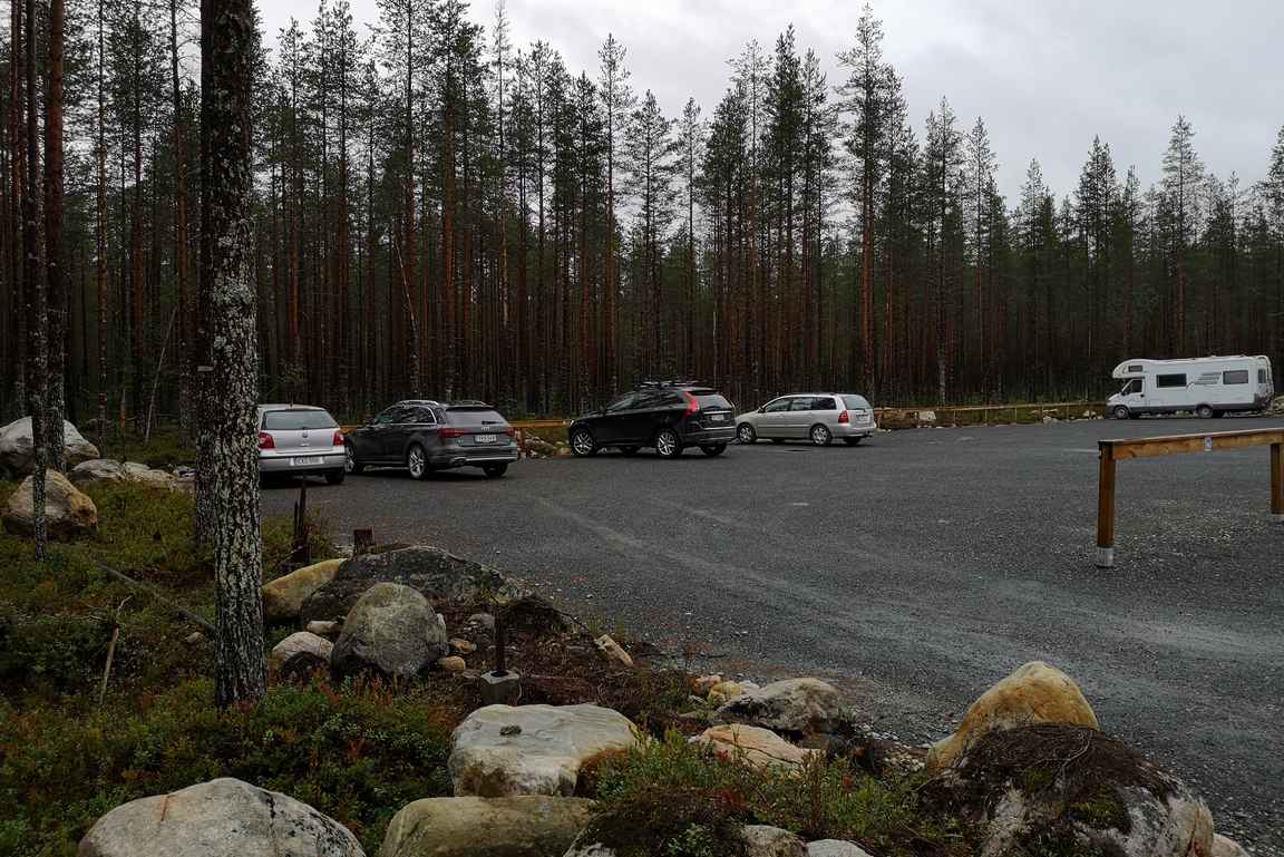 Julma-Ölkyn parkkipaikalla oli hyvin tilaa autoille.
