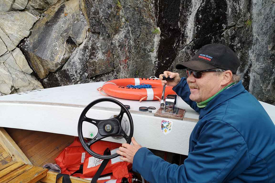 Kippari Veli Paasovaara on kyydittänyt veneellään kalliomaalausten luokse.