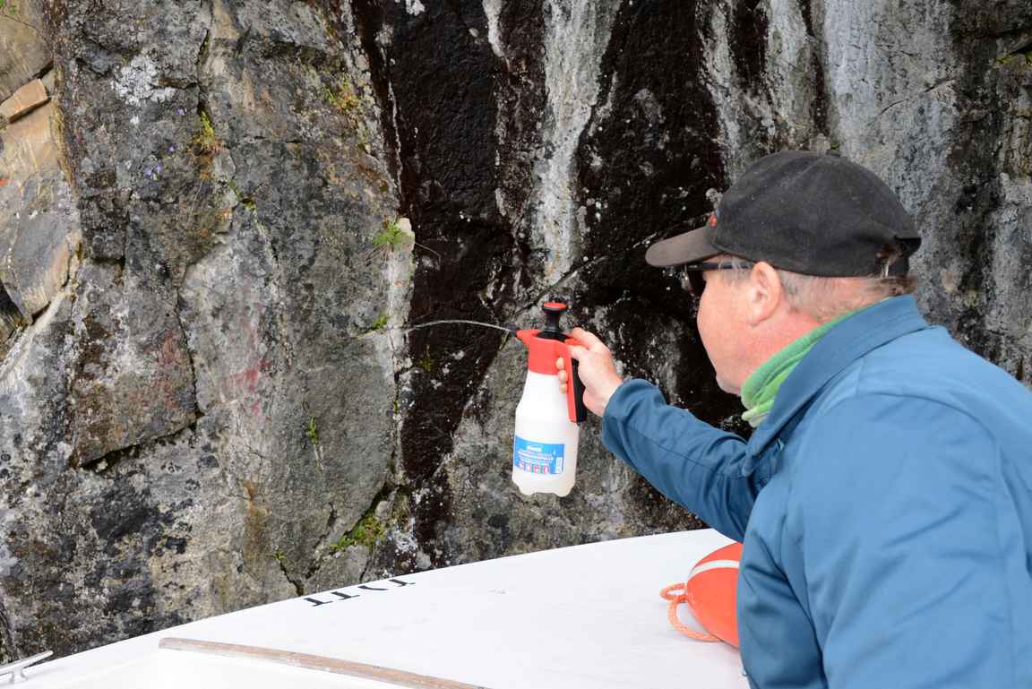Kun kalliomaalausten päälle suihkuttaa vähän vettä, ne näkyvät astetta paremmin.