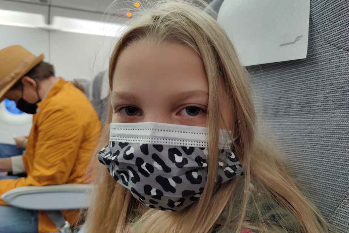 Maskien käyttö lentokoneissa on myös yli seitsemän vuotiailla lapsilla pakollista.