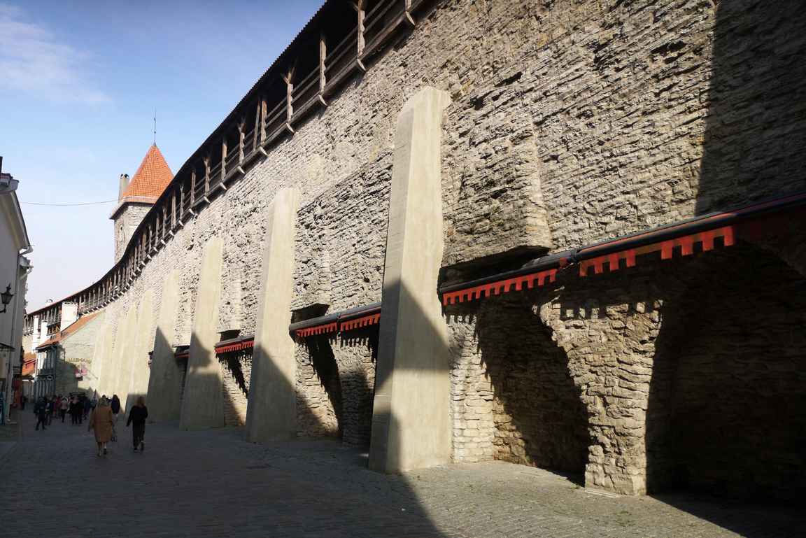 Tallinnan vanhakaupunki näyttää oudolta, kun villatuotteita myyneet mummut ovat kadonneet muurin reunuksilta.