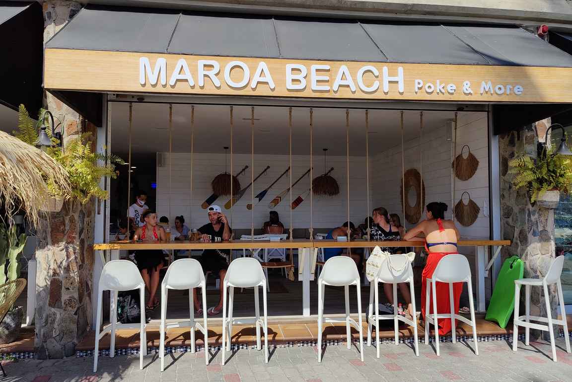 Maroa Beach ravintolan baaripöydän keskipaikat olivat poissa käytöstä.