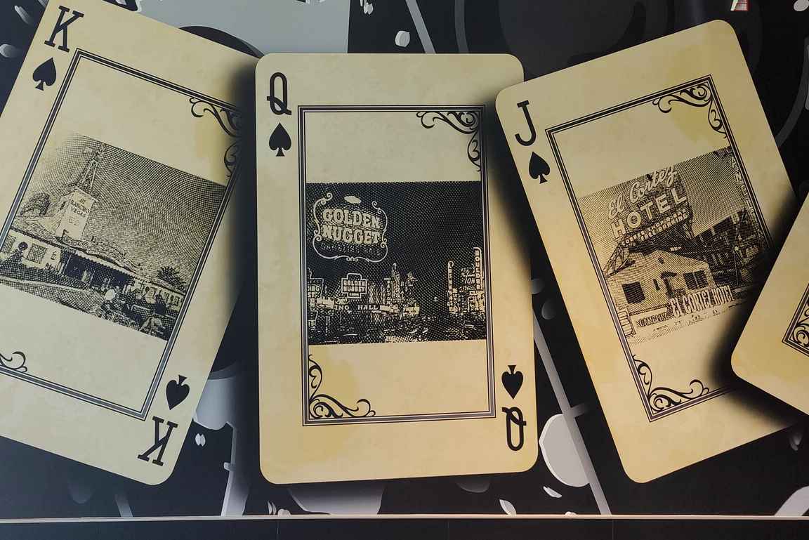 Las Vegas Raidersin kotistadionilla Allegiant Stadiumilla on käytävillä kuuluisia historiallisia kasinoita pelikorteissa kuvattuna.