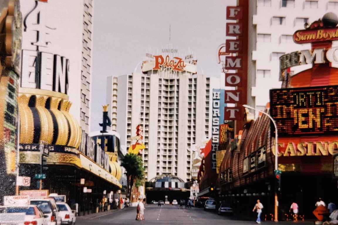 Itsellä ensikosketus Las Vegasiin tapahtui heinäkuussa 1994. Silloin Fremont Street näytti tältä.